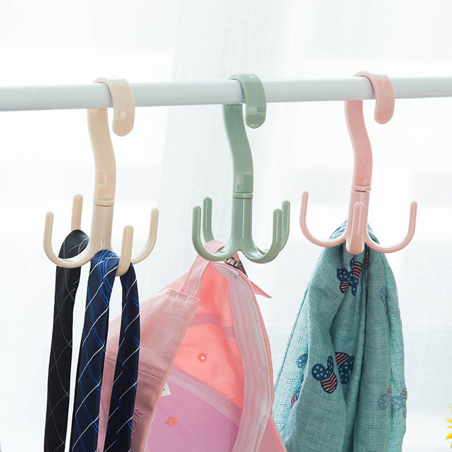 Multi-function 360-degree purse rack.